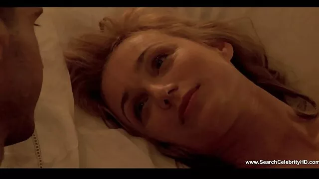 Handcuffed სვეტი, 2 წლის წინ რომელიც აწამებს მის მკერდზე და cuffs.